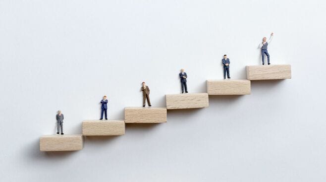 出世とカネの争奪戦､メガバンク"脱年功"の衝撃