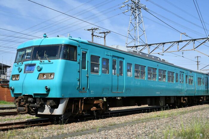側面は2扉で、開閉可能な客窓が2連で並ぶ