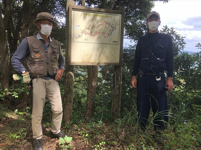 道案内役をして頂いた清水宏さん（写真左）