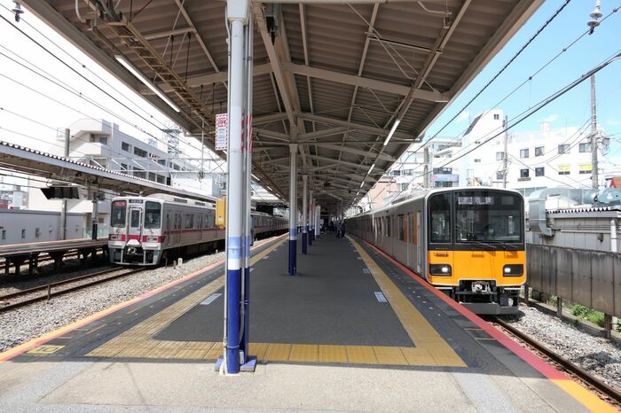 池袋方からみた上り線ホームに普通が到着。