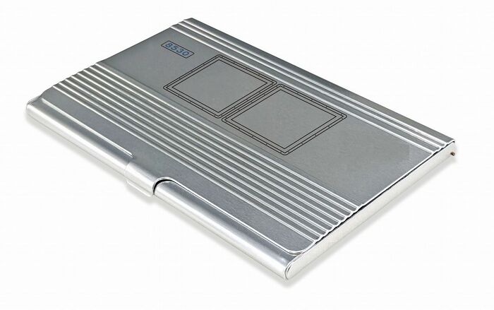 返礼品の1つ、8500系をモチーフとしたカードケース。