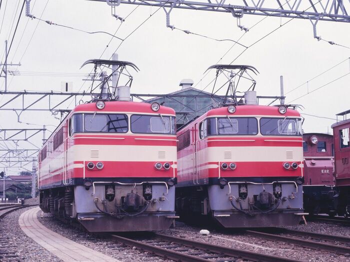 2両並んだE851形電気機関車