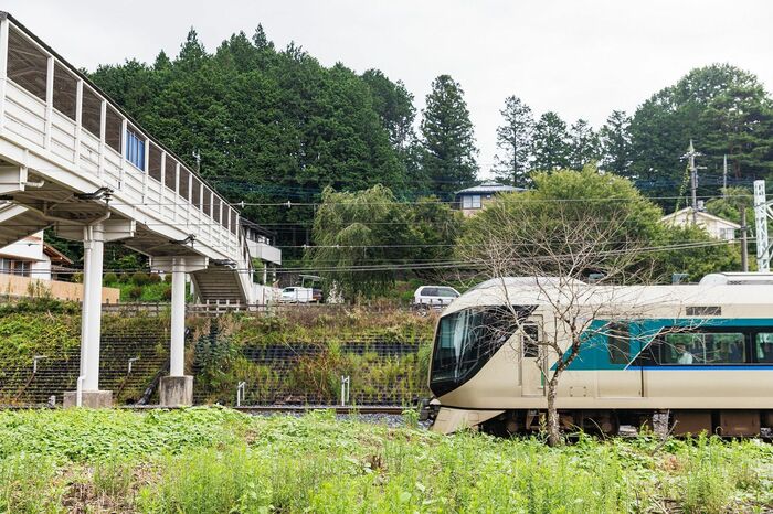 下小代駅を通過する特急
