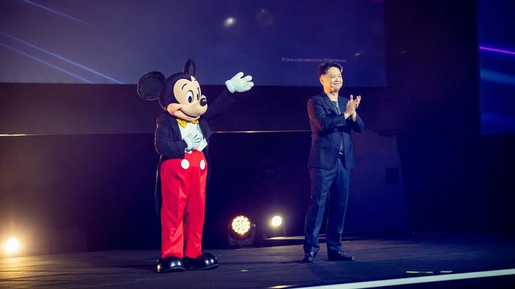 希少　ウォルトディズニー額縁　ビルディングアビルディング ディズニーアニメーション背景美術 ポストカードブック1928-1989