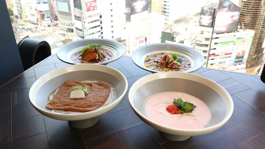 渋谷スクランブルスクエア13階から見える景観が人気のうどん専門店「つるとんたん UDON NOODLE Brasserie 渋谷」。発売当初はまだ洋風アレンジが珍しかった「明太クリームのおうどん」（1430円）はつるとんたんの特徴的なメニュー（撮影：尾形文繁）