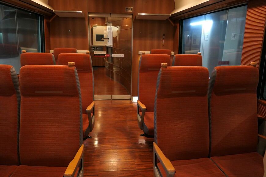 ほかの車両より座席数が少ない8号車の普通席（記者撮影）