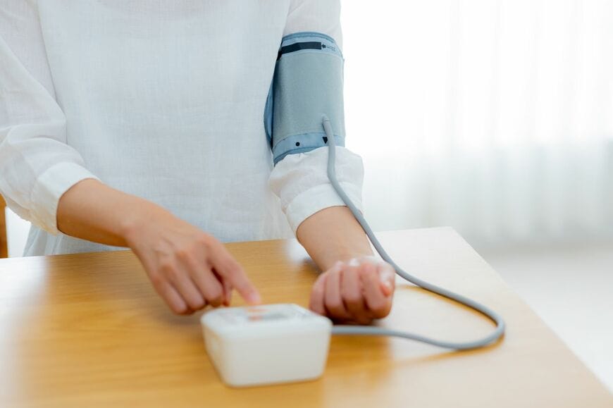 血圧測定の正しいやり方を知ることも大事（写真：Ushico／PIXTA）