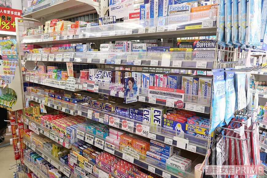多くの鎮痛剤が並ぶが、品切れの商品が（写真：週刊女性PRIME）