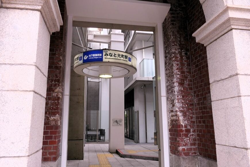 みなと元町駅の地上出入り口（編集部撮影）
