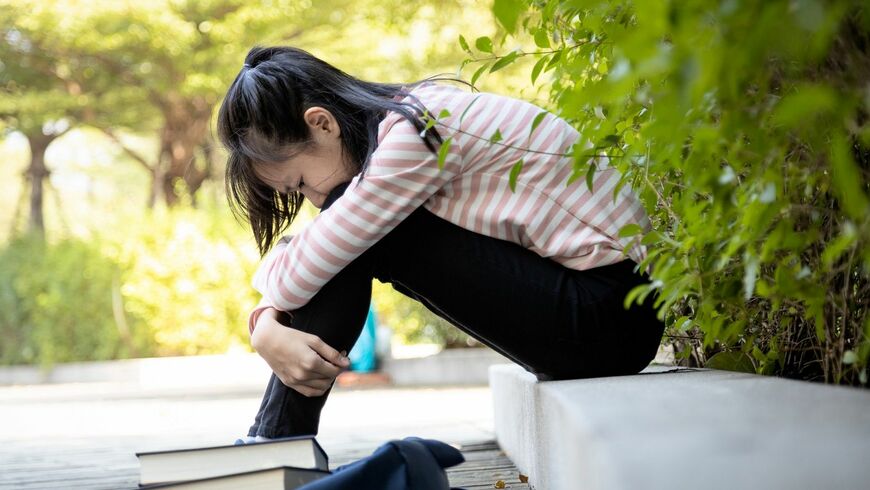 子どもたちはさまざまな場面で大人からの攻撃を受けます。どう対応したらよいのでしょうか（写真：CHAI2523／PIXTA）