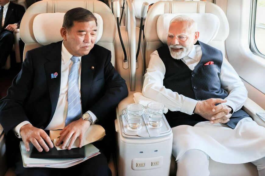 東北新幹線E5系の「グランクラス」に乗る石破首相とモディ首相（写真出典：首相官邸ホームページ）