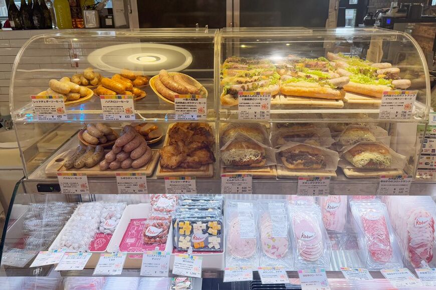 ショップ店頭では、デリカテッセンも販売中。ソーセージは400円台〜（筆者撮影）