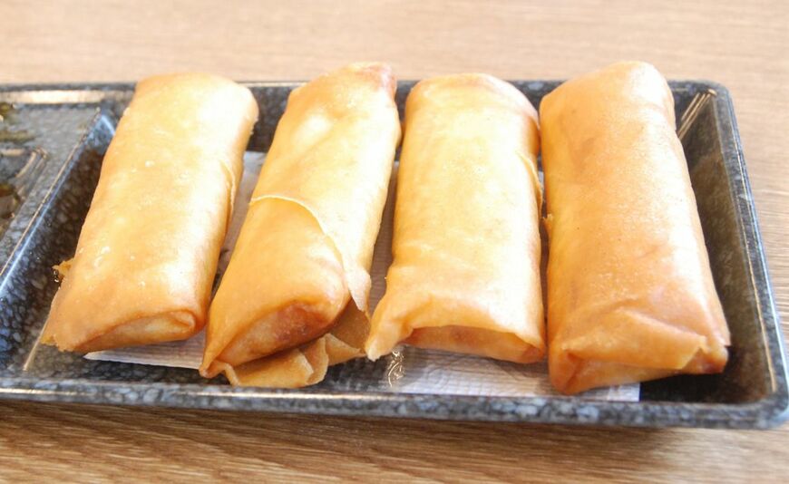 春巻きのダブル（4本660円）。パリッとした食感がうれしい。持つとずっしりと重く、具がたくさん入っている。2本なら340円