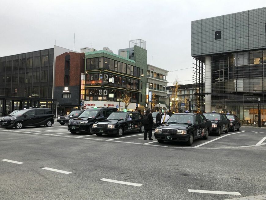 鎌倉駅東口で待機するタクシー（筆者撮影）