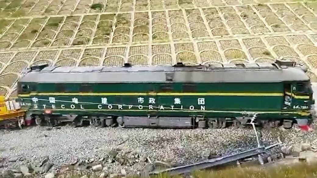 インドネシア高速鉄道工事現場で脱線したDF4D型機関車