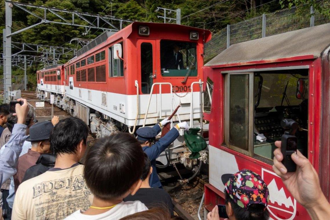 長島ダム駅で、アプト区間専用の電気機関車を連結