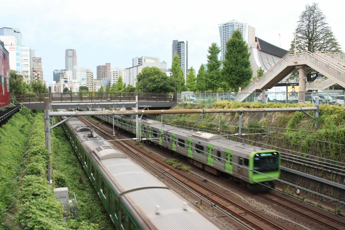 原宿駅付近の山手線