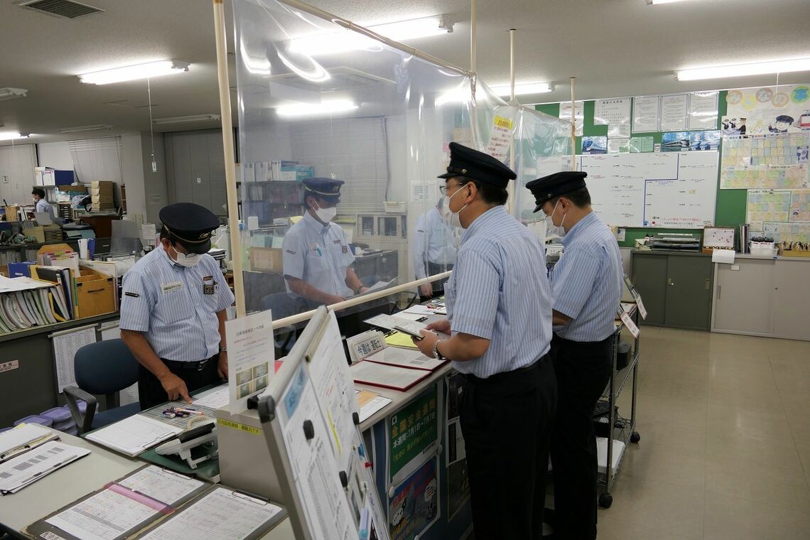 通常の春日部乗務管区での出発点呼（記者撮影）