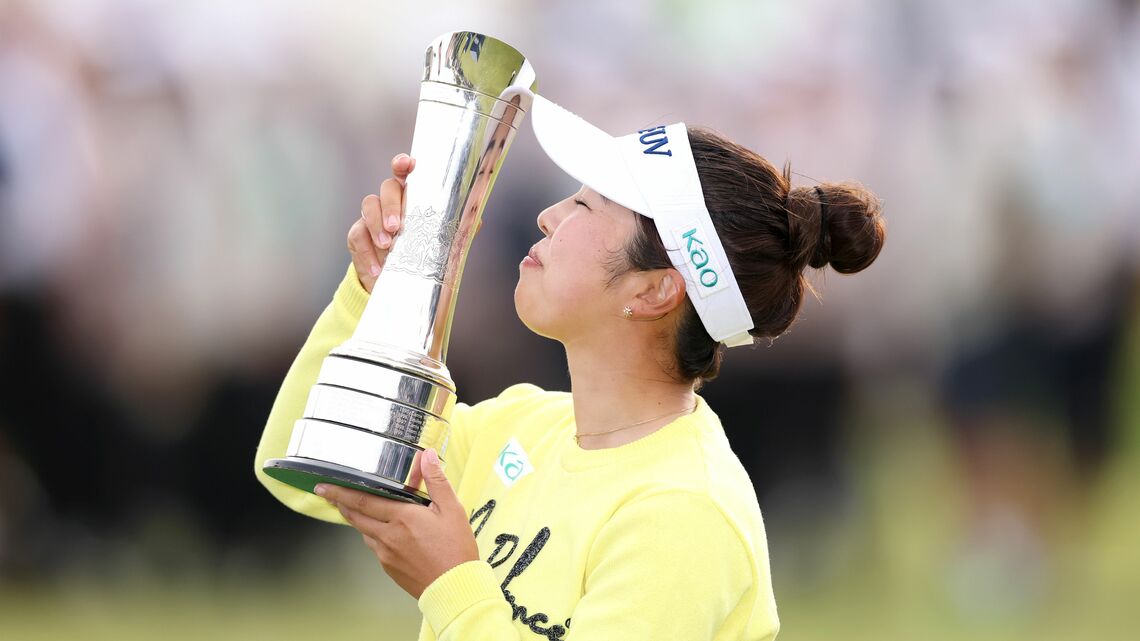 優勝トロフィーにキスをする山下美夢有（写真： Warren Little／Getty Images）