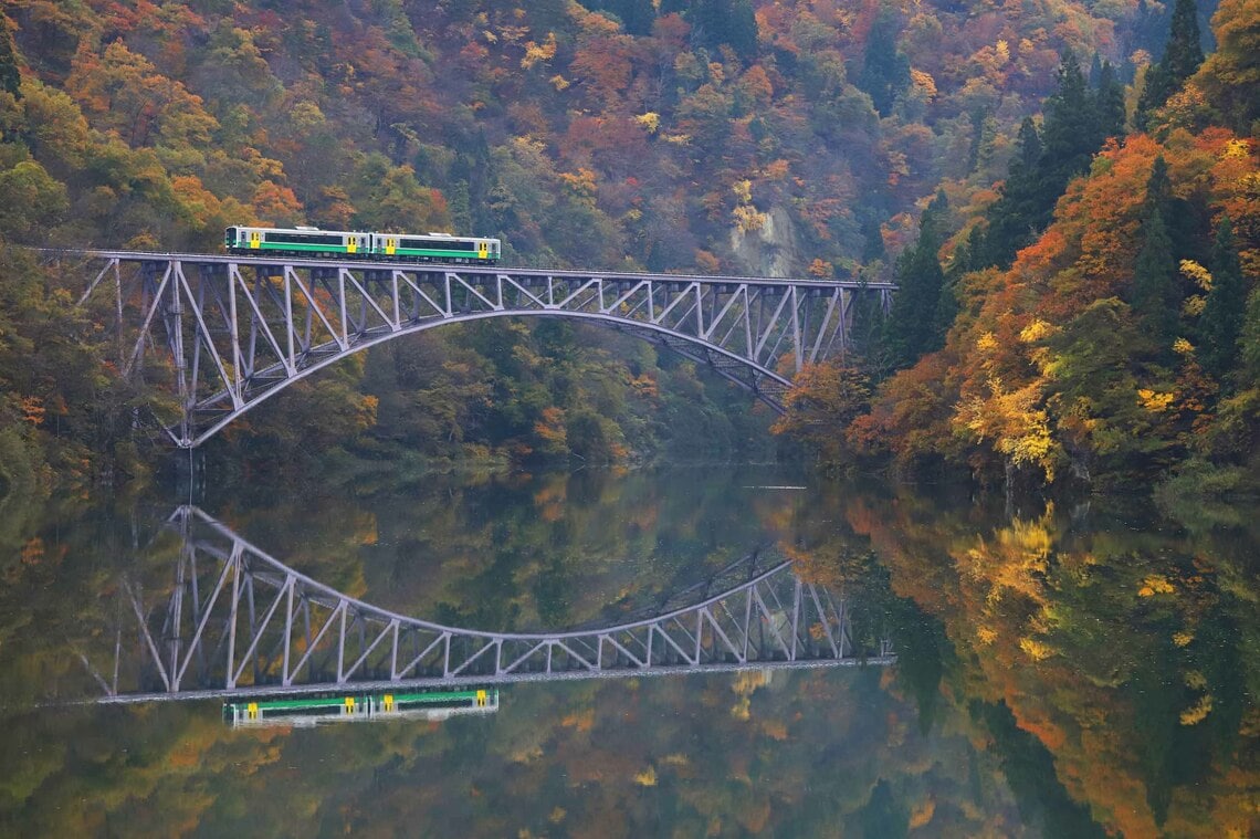 水鏡に映る第一只見川橋梁（撮影：南正時）