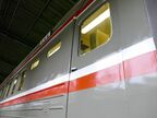 ドアや窓はかつての旅客機を思わせるデザインだ