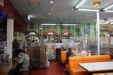 ​​店員さんたちはみんなきびきびと働いていて、店内は活気にあふれている​​（筆者撮影）​​   