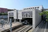 北東から見たホームと駅ビル（記者撮影）