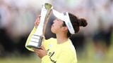 優勝トロフィーにキスをする山下美夢有（写真： Warren Little／Getty Images）