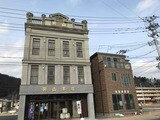 再建された男山本店の店舗（左の建物、筆者撮影）