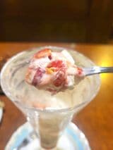 パフェの底のイチゴとソフトクリーム