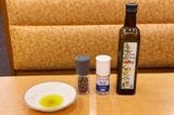 サイゼリヤの調味料はどれも本格的。特にオリーブオイルは大人気で、店頭販売もしています（筆者撮影）