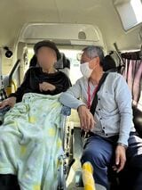 介護タクシーの車内で会話をする佐々木看護師（右）と奥田さん