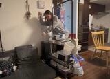 自宅で使用している医療機器を積んだベビーワゴン（写真：YouTube「星のミライChannel」より）