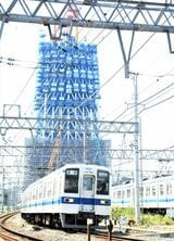 建設中の東京スカイツリーをバックに走る8000系＝2009年（撮影：尾形文繁）