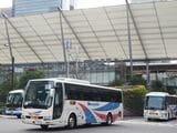 東京駅八重洲南口を発車した高速バス（記者撮影）