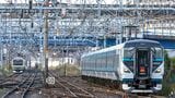 一般の東海道線電車が走る旅客線（左2線）と「湘南」が走る貨物線（右2線）の間に渡り線がある大船駅。ここは貨物線保守時の貨物列車の“客線迂回”等に使う（写真：久保田 敦）