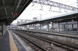 東へカーブした南大阪線・吉野線のホーム（記者撮影）