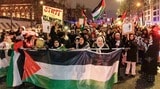 ドイツ国内では親イスラエル派ばかりでなく、親パレスチナ派のデモも繰り返されている（2023年12月2日、ハンブルク、写真：Markus Scholz/Getty Images）