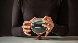 ｢専門家が占い師化している｣――聞き手が望む答えを語る人が売れ､間違いを認める人が損をする現代社会