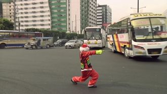 マニラの｢踊る警官｣､サンタ姿で交通整理