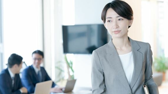 辞表を提出した女性