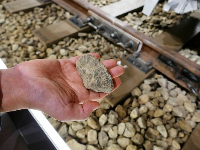 バラスト（砕石）は一度使用した“新古品”を活用