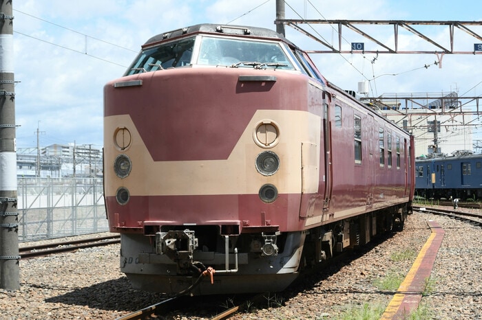 443系の顔立ちは485系特急電車などとよく似ている