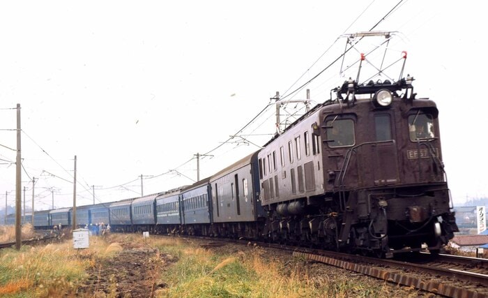 EF57形電気機関車が牽く急行「八甲田」