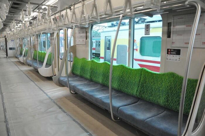 2020系にある窓上のデジタルサイネージはない