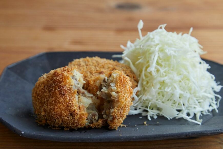 バターの風味が効いていて、ソースをかけなくても充分美味しいコロッケでした（写真：吉澤健太）