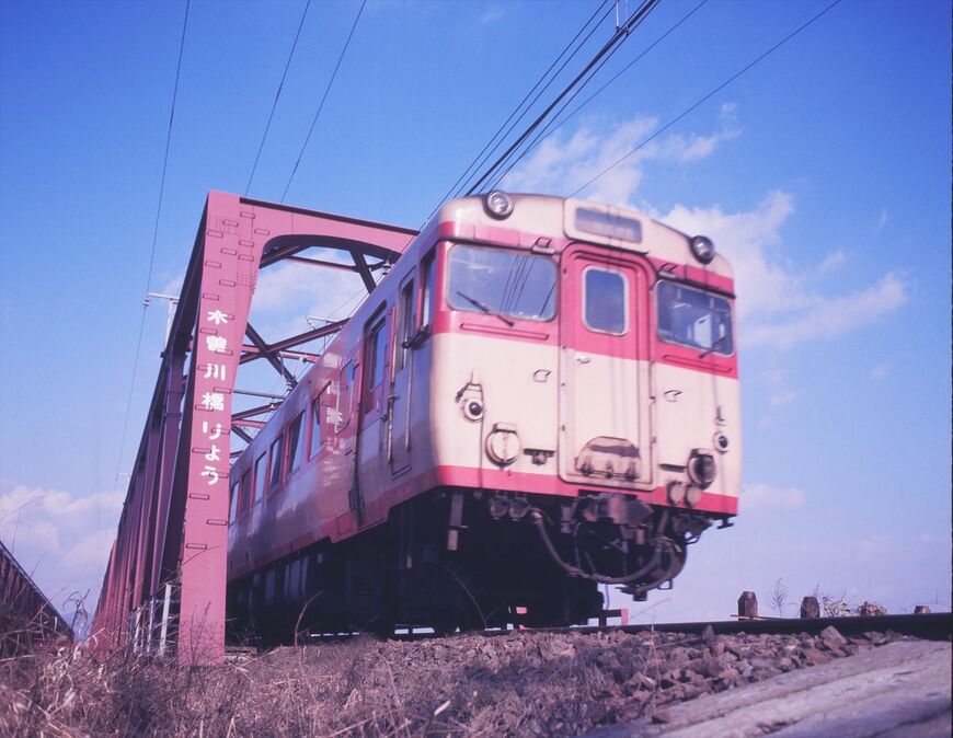 名古屋と高山本線沿線を結んだ急行「のりくら」。木曽川橋梁を渡る＝1975年12月（撮影：南正時）