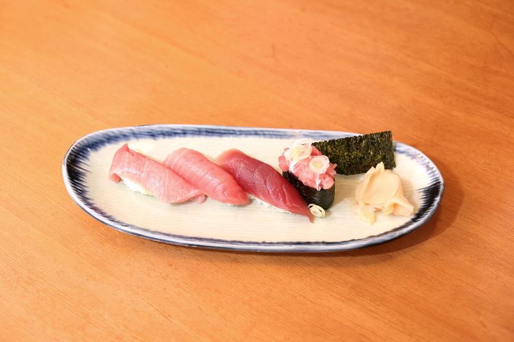 本まぐろざんまい寿司4貫（1209円）。アラカルトのまぐろは1貫175円（撮影：尾形文繁）