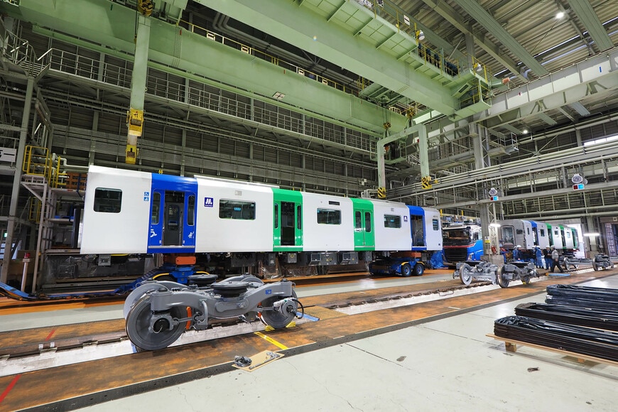 搬入された大阪メトロ400系の新造車両