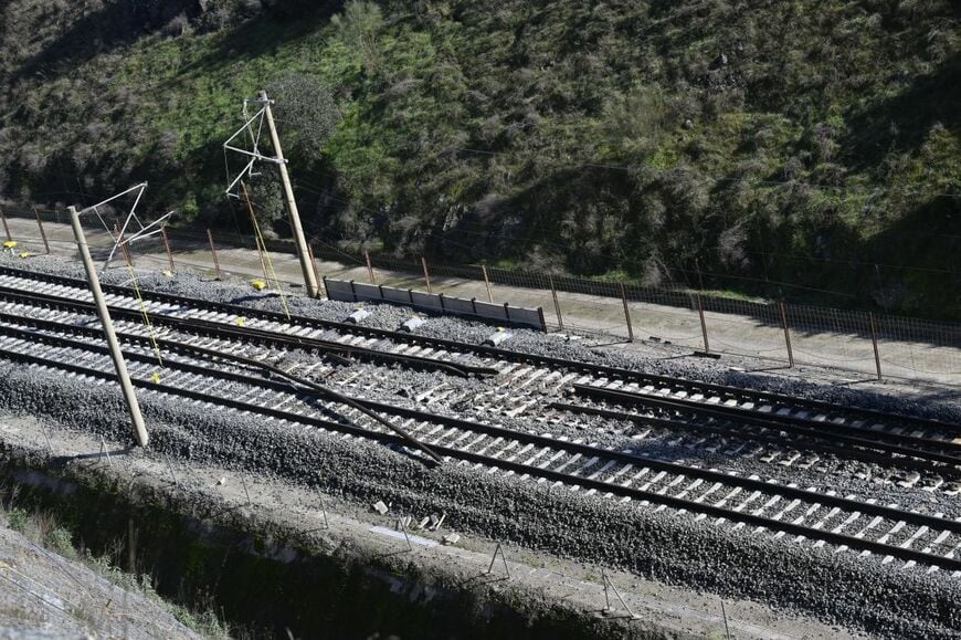 高速列車脱線衝突事故の現場付近の線路。線路の異常はこの写真の場所よりも右側で見つかった＝2026年1月（写真：Burak Akbulut／Anadolu via Getty Images）
